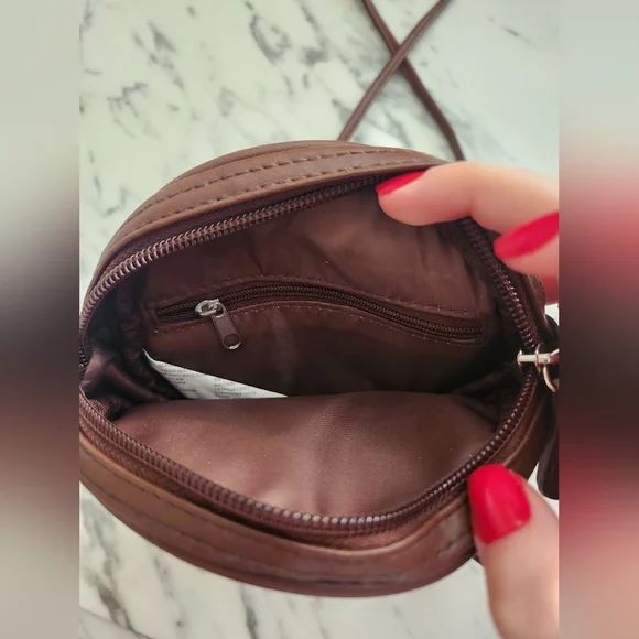 No Boundaries circle crossbody in brown - Picture 6 of 7